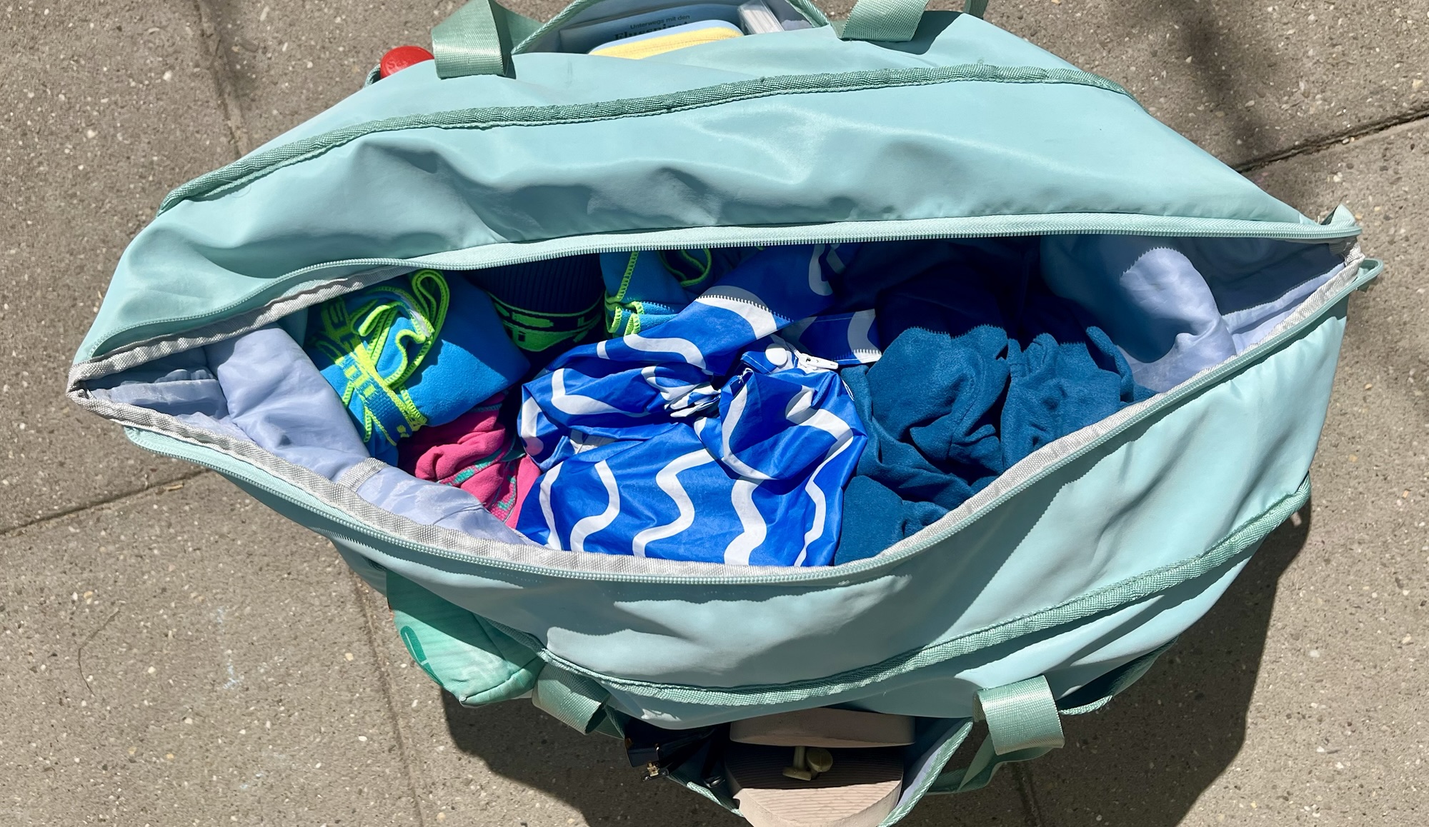You are currently viewing The Sane Mom’s Beach Bag: What I Pack for a Day at the Beach With Kids
