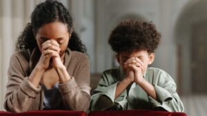 Read more about the article Should Moms Teach Their Children to Have Faith in God? What the Bible Says